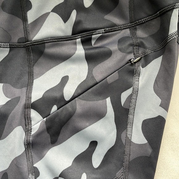 Athleta 7/8 length running leggings with side zipper pockets on both sides - Picture 4 of 6